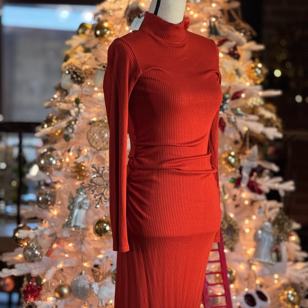 Measurements:
Width : 15:inches
Length : 45:inches
CONDITION: Size M
Orange red